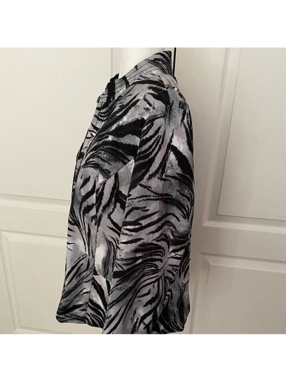 Molly & Maxx Zebra Print Zip Jacket L Petite – Bold Monochrome Statement Piece - Picture 4 of 9